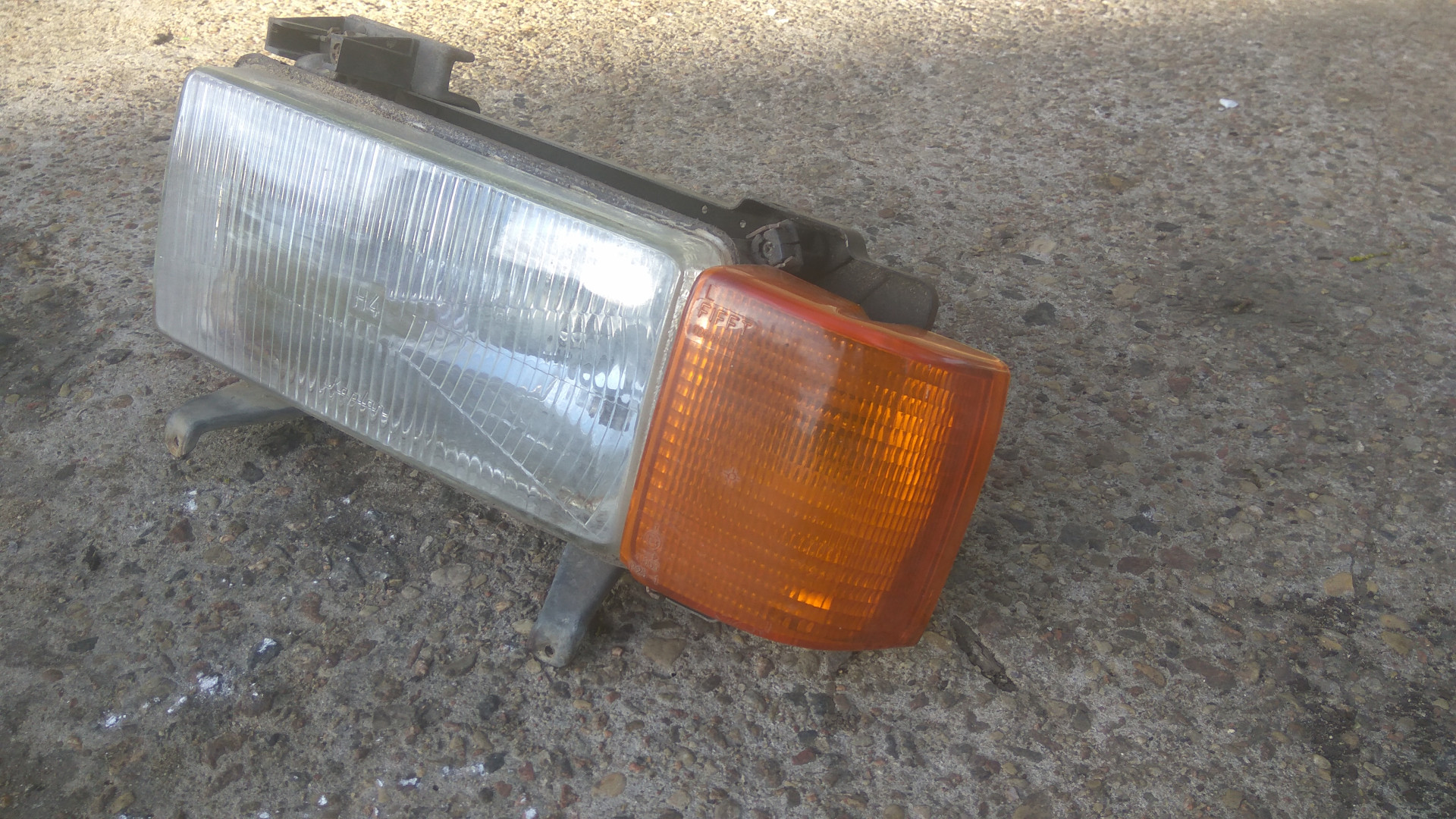 Audi 80 B2 priekinis zibintas is sono