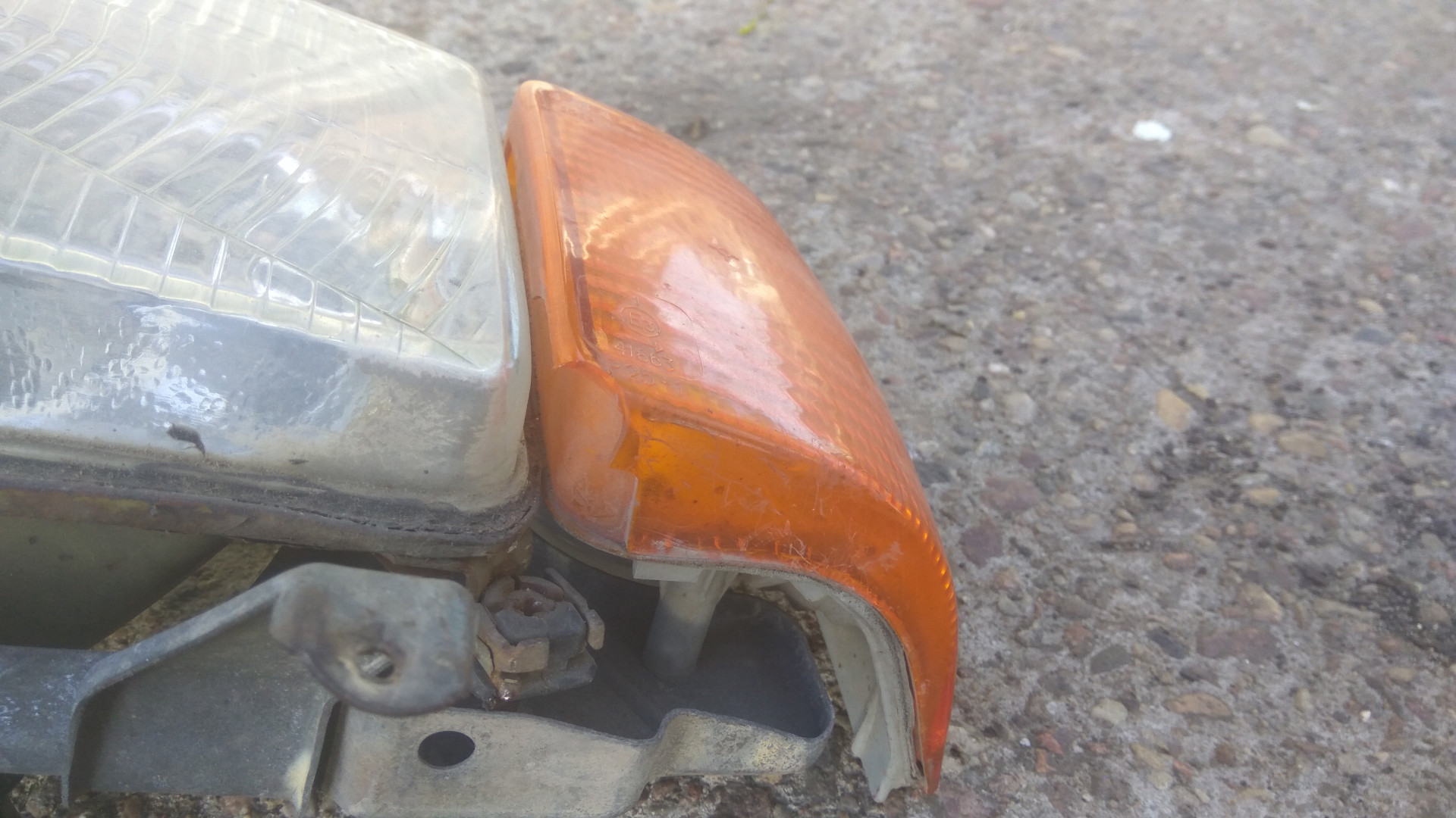 Audi 80 B2 priekinis zibintas su defektu