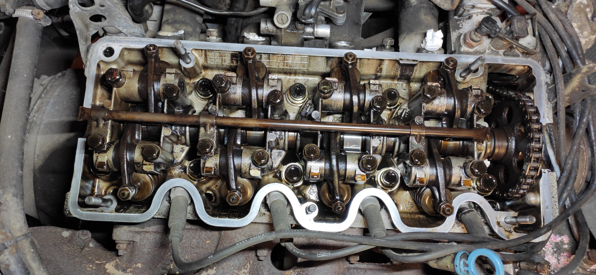 W123 M102 dujų paskirstymo mechanizmas