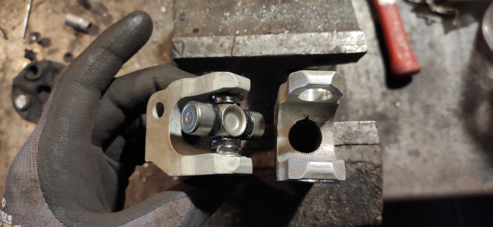 bmw e30 vairo kolonėlės naujų kryžmių presavimas