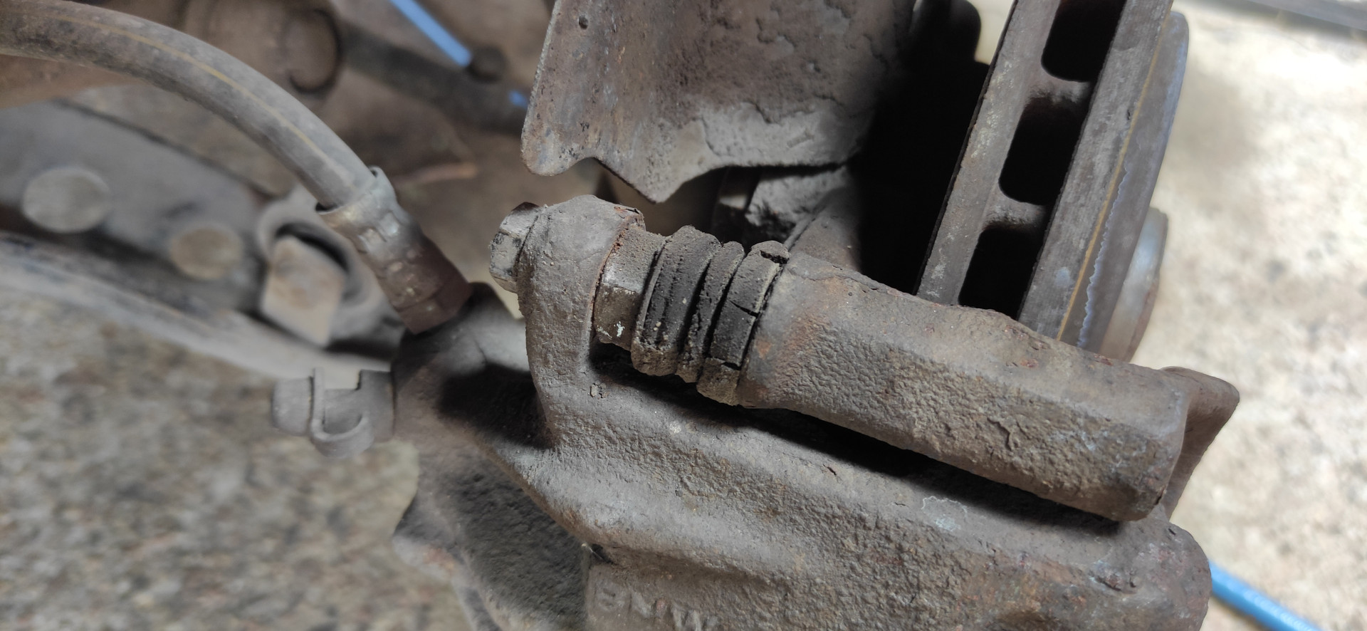 BMW E30 priekinių stabdžių kreipiančiosios