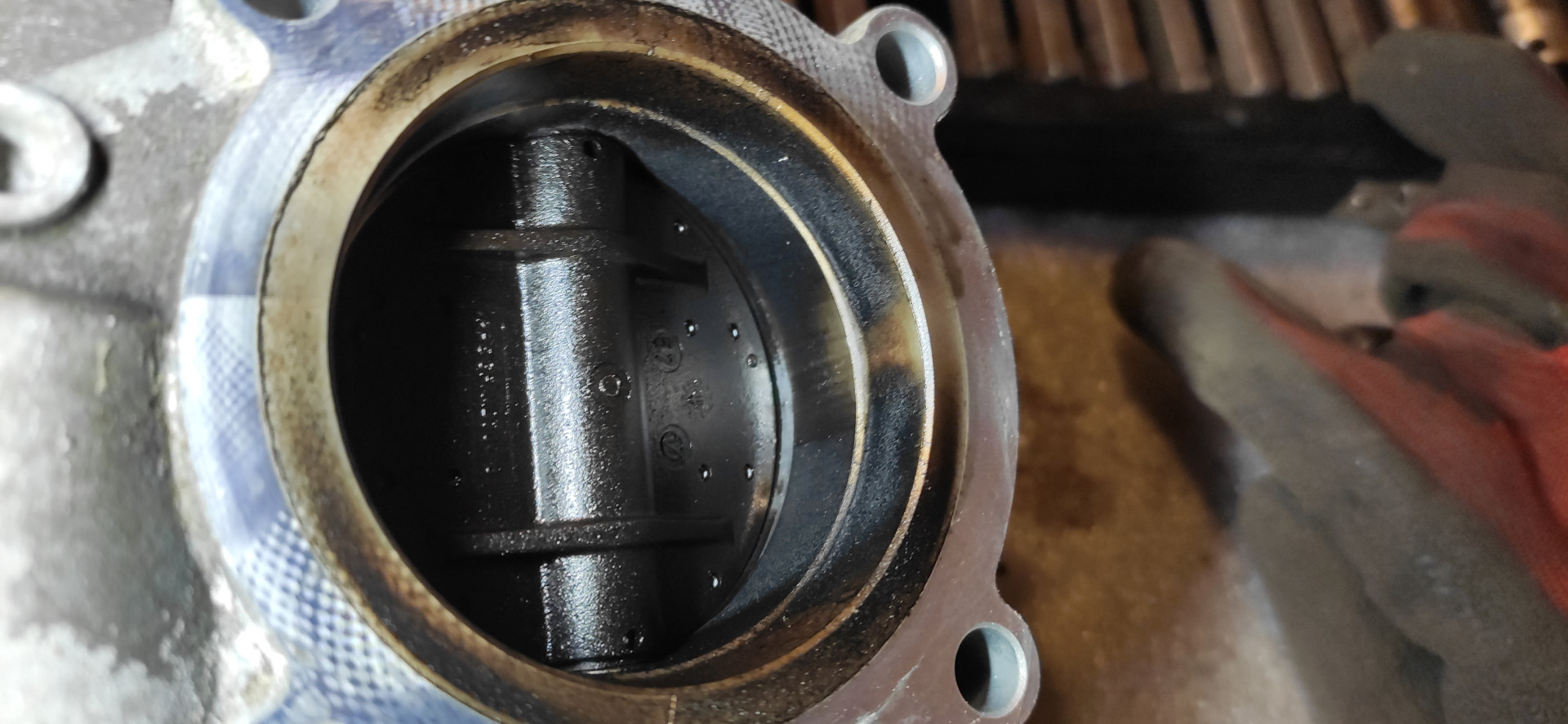 Audi A4B8 TFSI svari isiurbimo sklende
